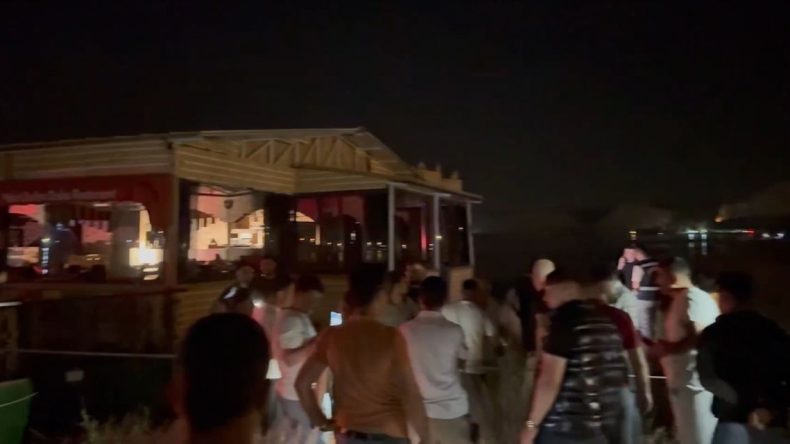 Fırat Nehri’nde panik: Halatı kopan duba restoran sürüklendi, müşteriler mahsur kaldı