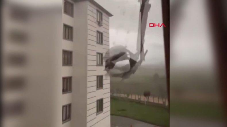 Fırtınanın Kurbanı: Çatı Parçası Küçük Bir Çocuğun Üzerine Düştü