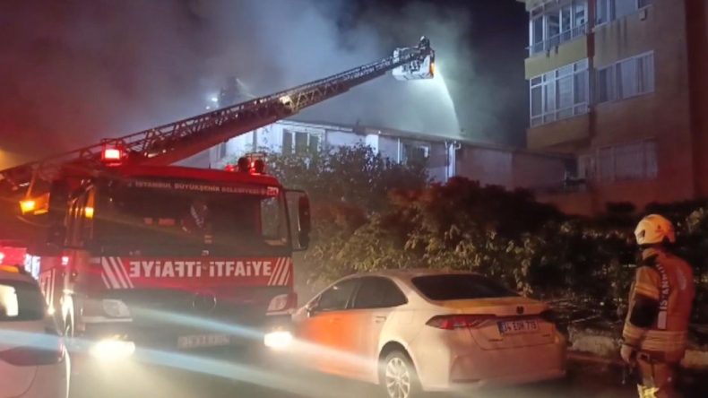Gece Yarısı Yangın Korkusu: Kendilerini Dışarı Attılar