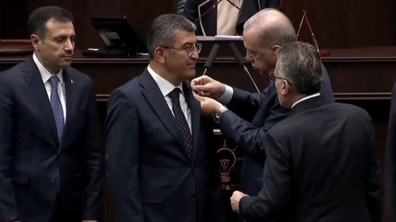 Gelecek Partisi’nden İstifa Eden Hasan Ekici’ye Rozetini Erdoğan Taktı