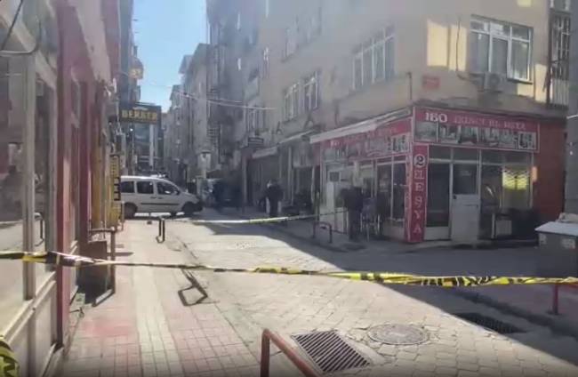 Gökhan T. Dükkan İçinde