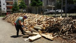 Günde 3 Ton Odun Kırıyor, Aylık 80 Bin TL Kazanıyor