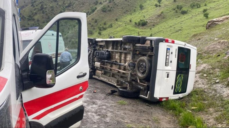 Hakkari’de Öğrenci Servisi Devrildi: 8 Yaralı