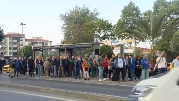 Halk Otobüsleri Kontak Kapatıyor, Duraklar Kilitlendi