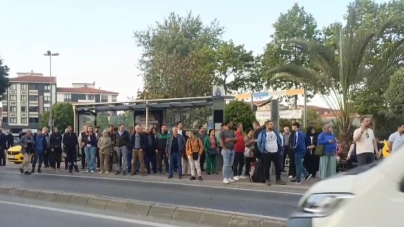 Halk Otobüsleri Kontak Kapatıyor, Duraklar Kilitlendi