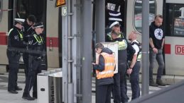 Hamburg Tren İstasyonunda Bıçaklı Saldırı: 17 Yaralı, Bir Kadın Gözaltına Alındı