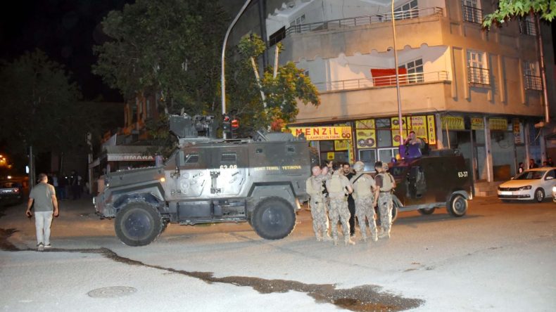 Hareketli Saatler: Köşeye Sıkışınca Çatışmaya Girdi