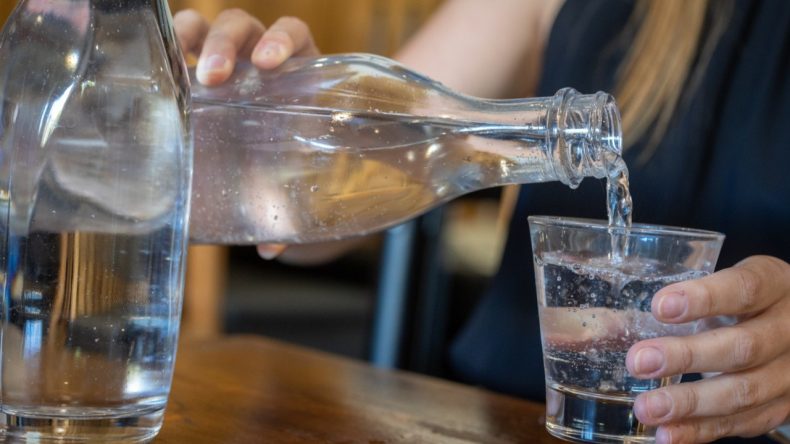 Hayatta kalmak için günde 8 litre maden suyu tüketiyor