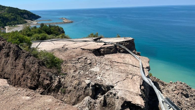Heyelan Sonrası Kapanan Yol: Asfalt Denize Düştü
