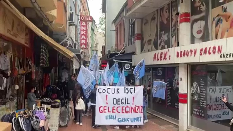 Hopa’da Öğrenciler Yürüyüş Düzenledi: “Öğrenci Olmak Direnmektir”