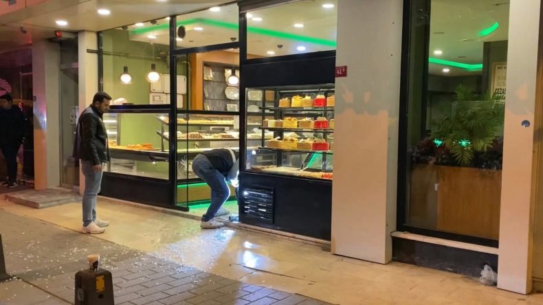 Husumetlilerinden kaçan genç, kafede vuruldu
