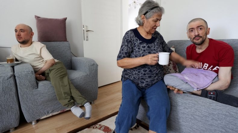 İki Engelli Oğluna 40 Yıldır Sevgiyle Bakıyor