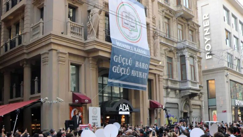 İstanbul Barosu Başkanı Kaboğlu ve Yönetim Kurulu Üyelerinin Yargılandığı Davada Erteleme