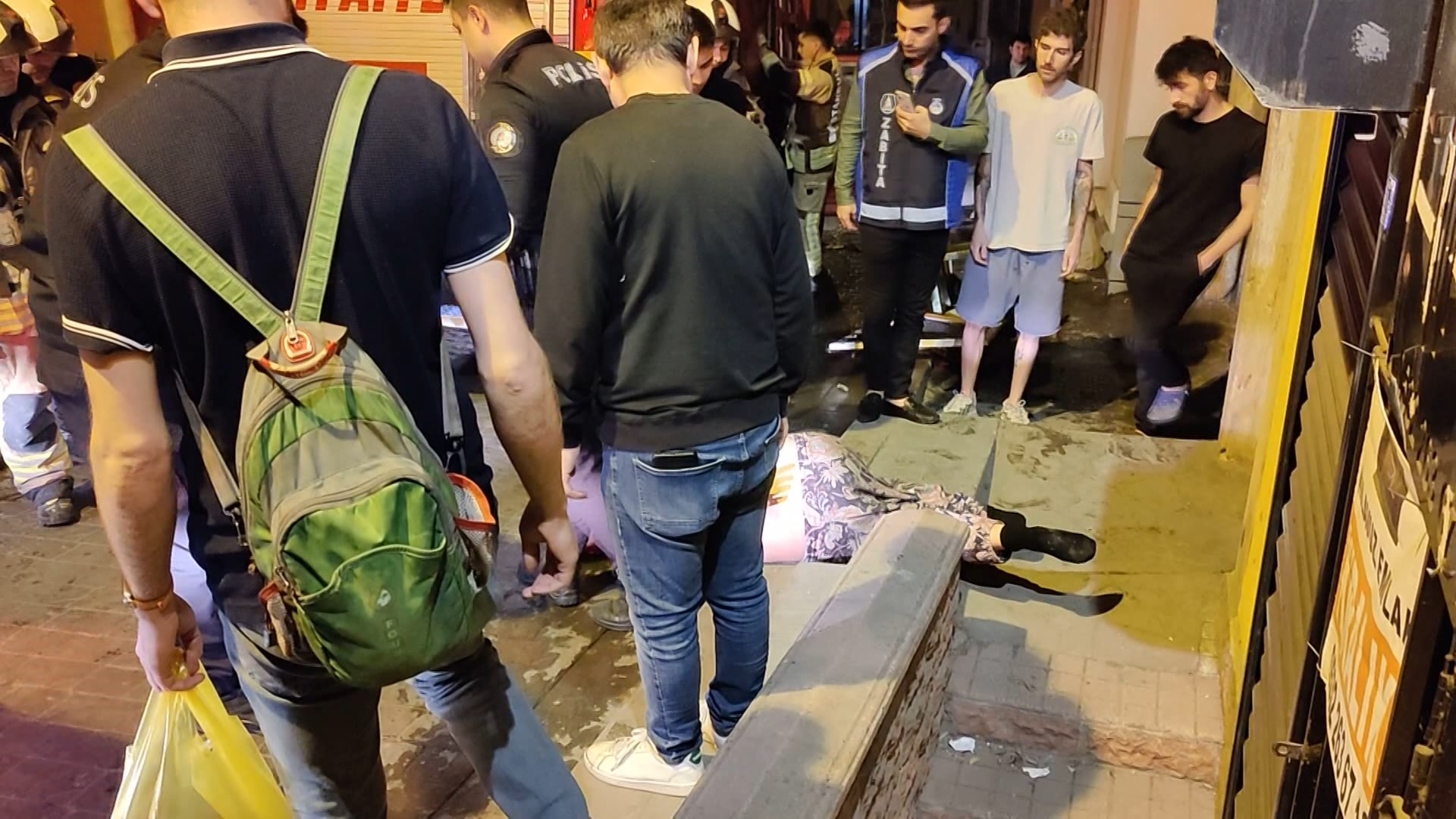 Evini yakmaya çalışan kişi