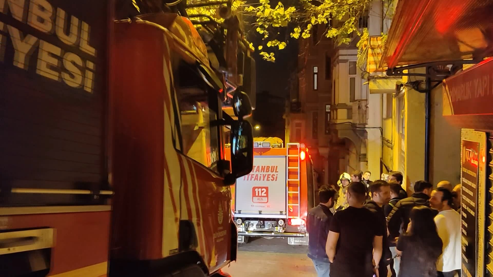 Olay yerinde polis ve itfaiye ekipleri