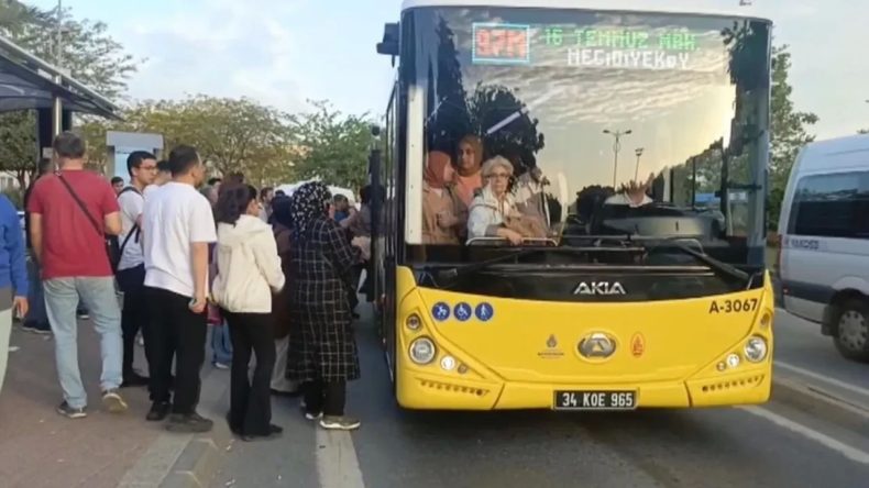 İstanbul’da Özel Halk Otobüsleri Kontak Kapatınca Duraklarda Yoğunluk Oluştu
