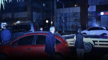 İzmir’de Bir Sürücü Park Halindeki 3 Otomobile Çarptı: 2 Kişi Yaralandı
