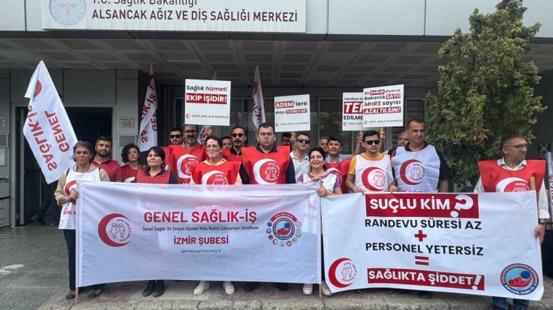 İzmir’de Sağlık Çalışanlarının Eylemi: Bakanlık Sorunları Görmezden Geliyor