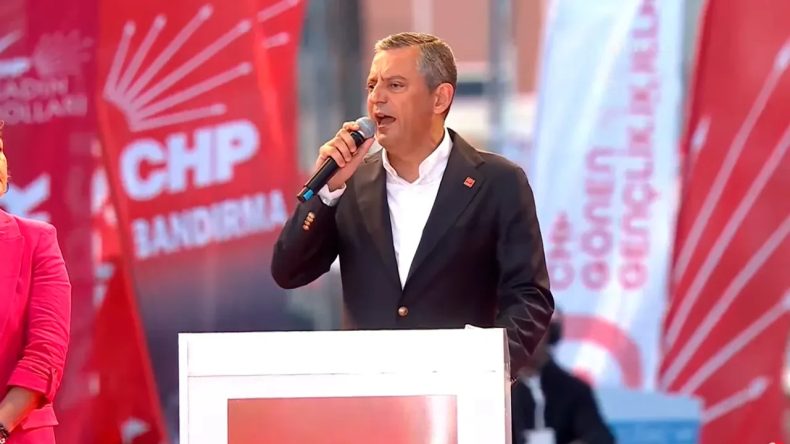 İzmir’de Yüzbinler CHP Mitinginde: 19 Mart Erdoğan’ın Seçimi Kaybettiğinin İtirafıdır, Rakibiyle Baş Edemeyince Onu Hapse Atmıştır