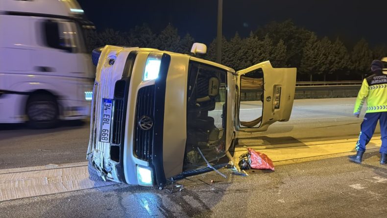 İzmit’te Gece Yarısı Kaza: Minibüs Bariyere Çarparak Devrildi