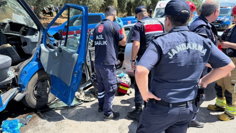 Jandarma Minibüsü ile Otomobil Çarpıştı: Bir Ölü, İki Yaralı