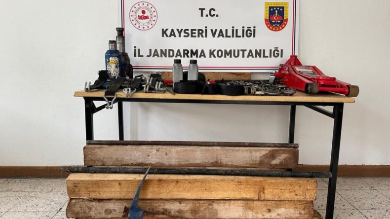 Kaçak Kazı Yapan 4 Şüpheli Suçüstü Yakalandı