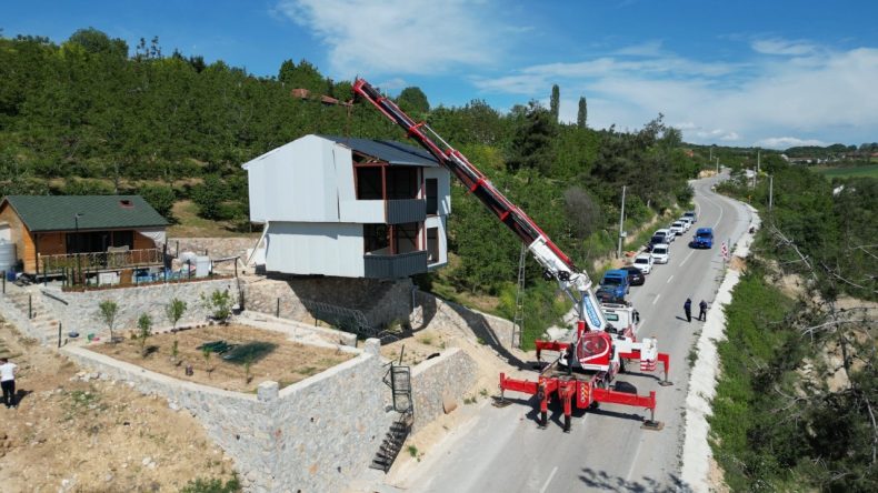 Kaçak Villayı Vinçle Taşıdı