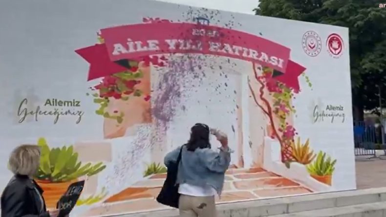 Kadınlar AKP’nin ‘Aile Yılı’ panosuna mor boya fırlattı