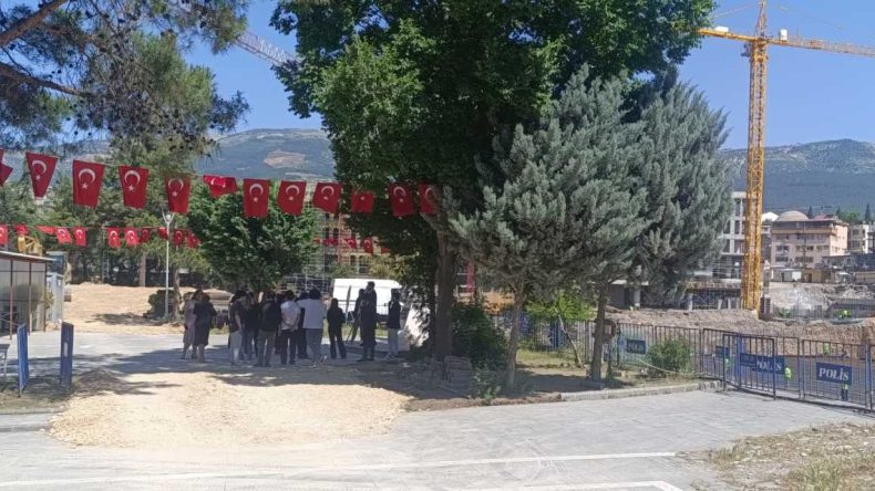 Kahramanmaraş’ta ’19 Mayıs’ Alanı Tepki Çekti: Şantiyenin Ortasında Anma!