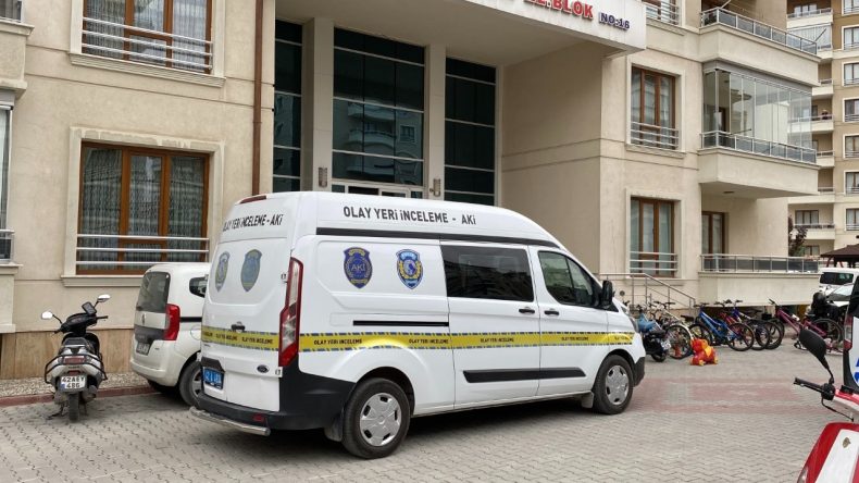 Karısını Öldürüp Başında Bekleyen Koca