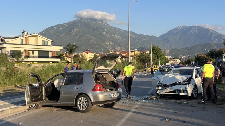 Karşı Şeride Geçen Araç Kaza Yaptı: Ölü ve Yaralılar Var