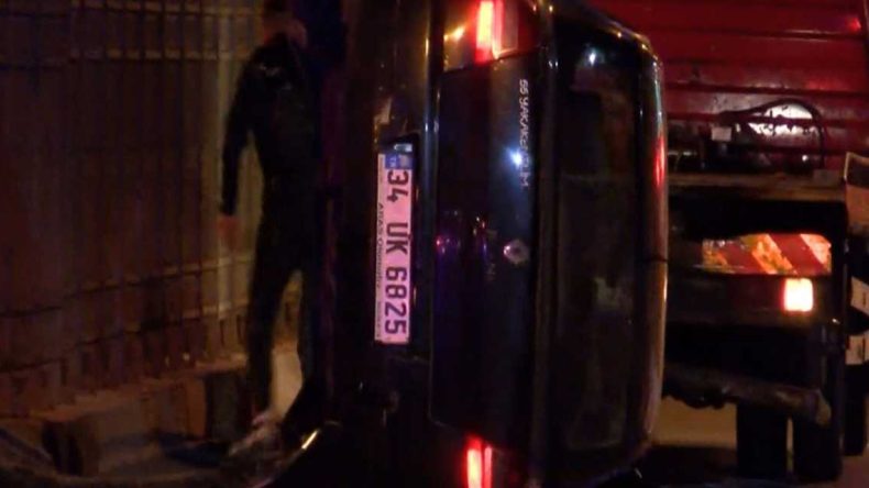 Kartal’da otomobil kaldırıma çarpıp devrildi: 1 ölü