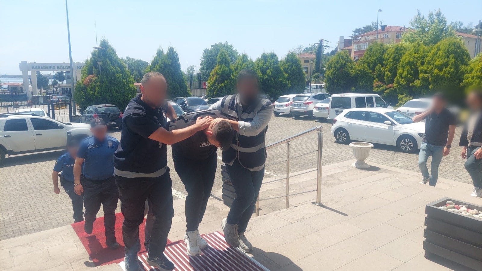 Gözaltına alınan şüpheliler