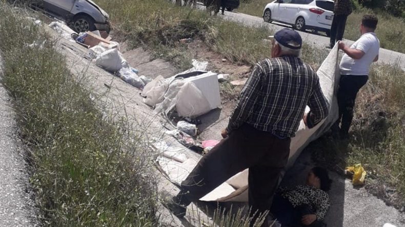 Kaza Sonrası Yaralıyı Battaniye ile Güneşten Korudular