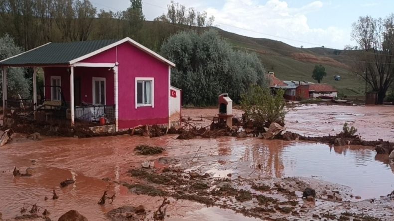 Kırıkkale’de Sağanak Felakete Neden Oldu: Evler Suyla Dolu, Tren Seferleri İptal Edildi