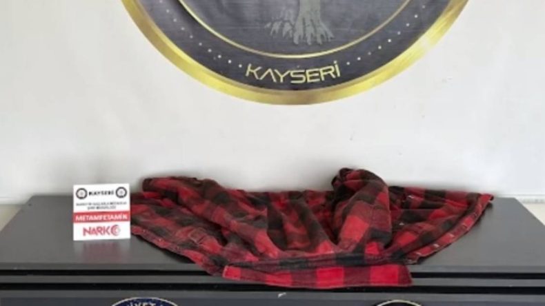 Kıyafete emdirilmiş 1.4 kilo uyuşturucu ele geçirildi