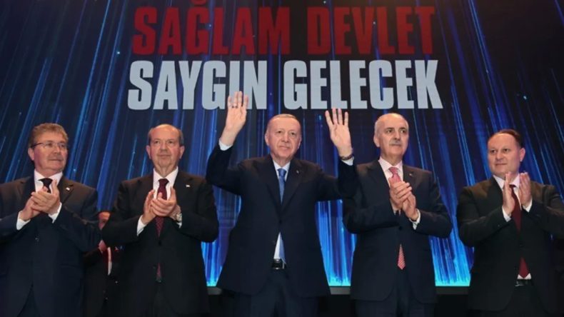 KKTC’de Erdoğan’ın Açılışına Türkiye’den Götürülen Kalabalık Dönüşte Kriz Çıkardı: İçki ve Sigara Kuyruğunda Kavga