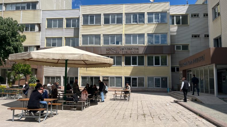 Kocaeli Üniversitesi’nde Fakülte Binası Çatlaklar Nedeniyle Boşaltıldı