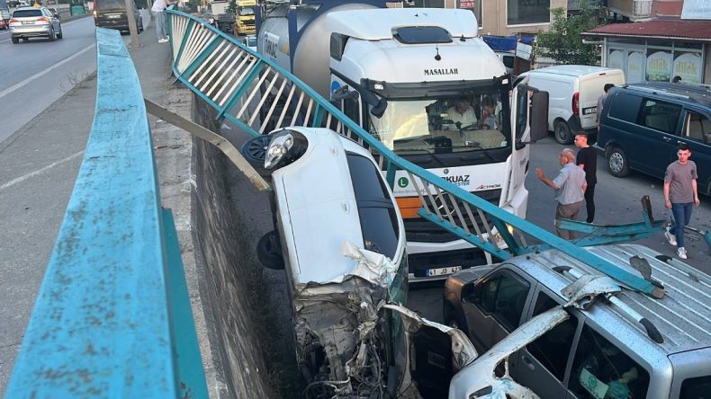 Kocaeli’de Faciadan Dönüldü: Araç 3 Metreden Yan Sokağa Düştü