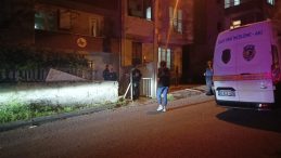 Komşular polisi aradı, evde kanlar içinde bulundu