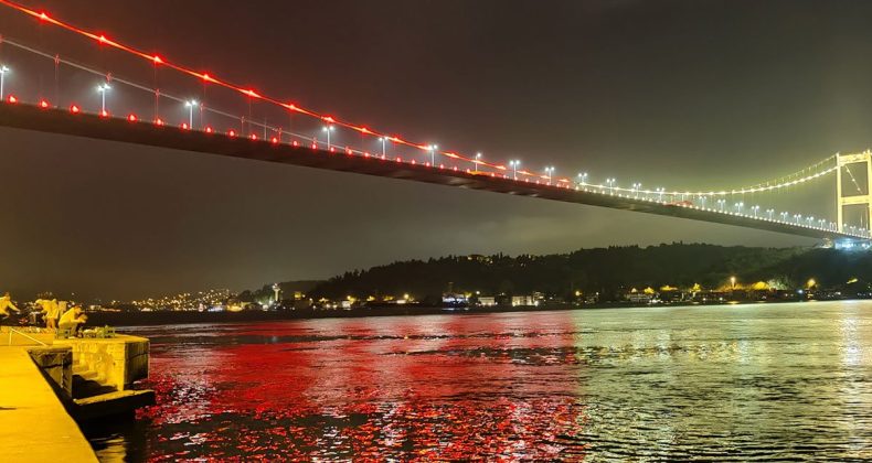 Köprüler Şampiyon Galatasaray’ın Renkleriyle Aydınlatıldı