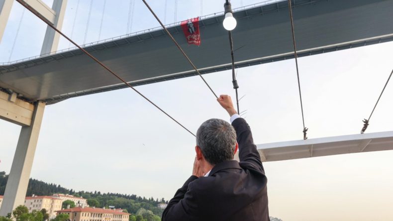 Köprüye “İmamoğlu’na özgürlük” pankartı asıldı