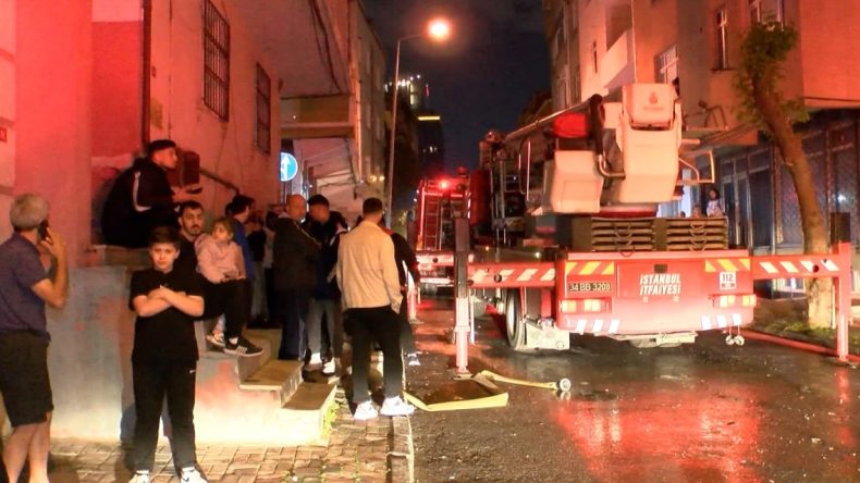 Küçükçekmece’de 7 Katlı Binanın Çatısında Yangın
