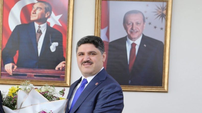 Lüks Araç Tartışmalarıyla Gündemde: Şiirle Veda Etti