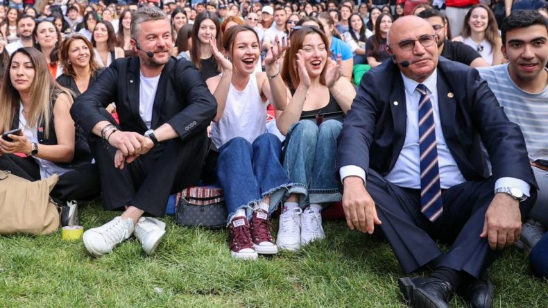 Mahmut Tanal İzmir’de üniversite öğrencileriyle buluştu: TOMA Türkiye’de bir sektör haline geldi