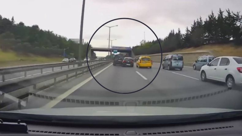 Makas Atmak İsteyen Sürücü Kazaya Neden Oldu: O Anlar Kamerada