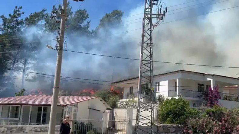 Marmaris’te Yakınındaki Yerleşim Alanında Orman Yangını Patlak Verdi