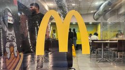 McDonald’s Şubesinde 21 Yaş Altı Yasaklandı
