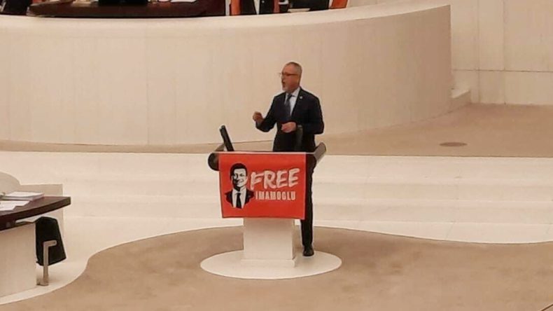 Meclis’te CHP ile AKP Arasında ‘Free İmamoğlu’ Pankartı Tartışması