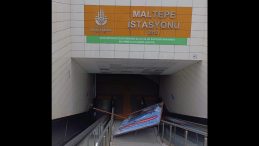 Metro İstasyonunda Üzerine Reklam Panosu Düşen Kişi Yaralandı
